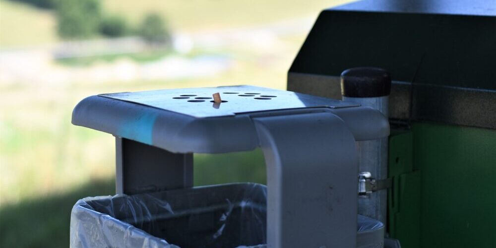 People who pick up trash People who pick up trash